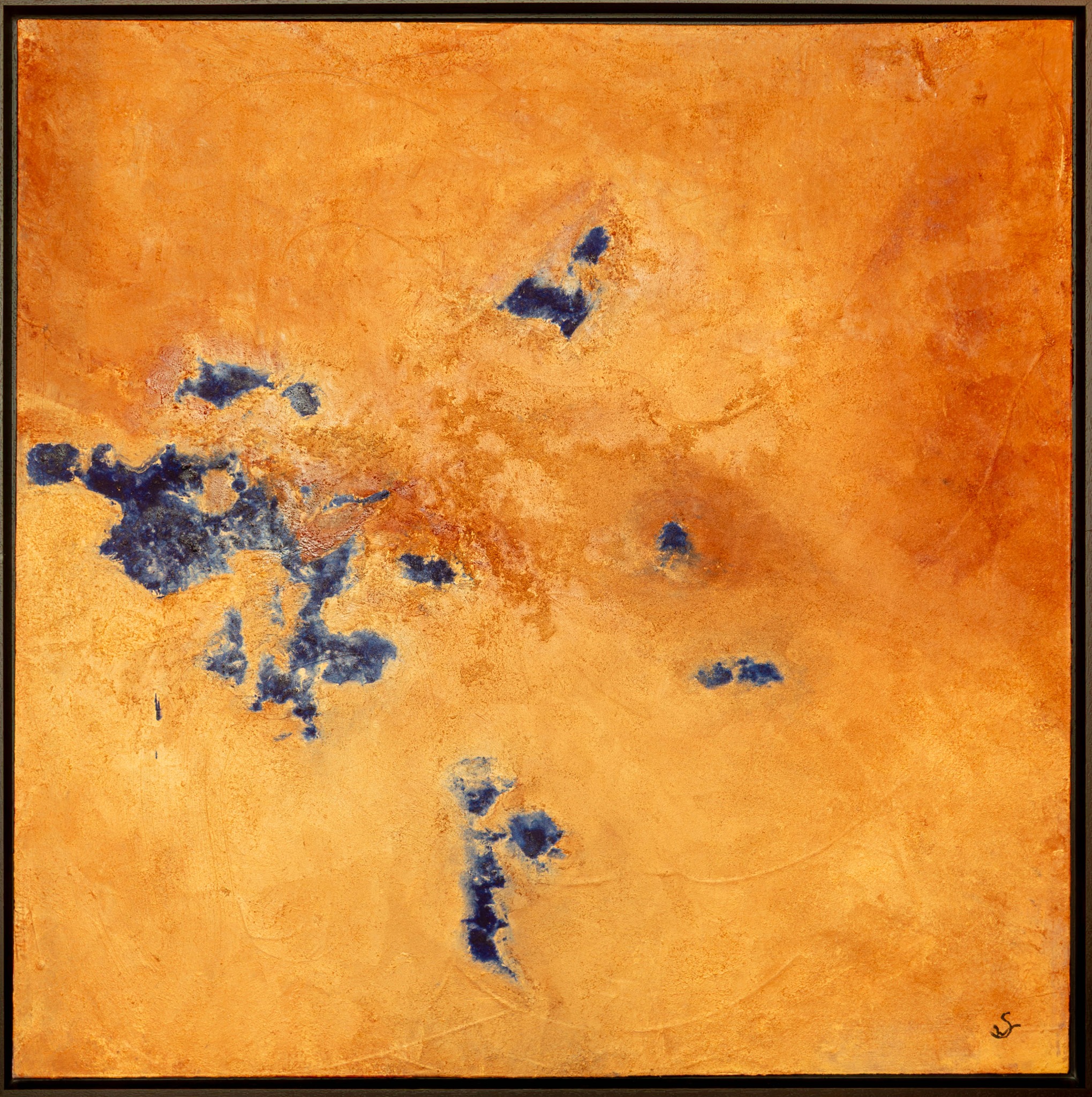 Schilderij Luipaard uit For Nout, met een warm oranje ondergrond, donkere blauwe verfsporen en een zwarte lijst.